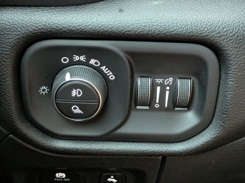 Used 2025 RAM 1500 4x4 Crew Cab image 27