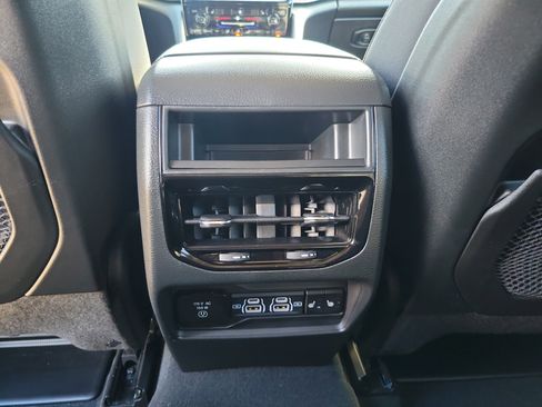 Used 2024 Jeep Grand Cherokee Limited w/ Black Appearance Package image 10