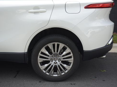 Used 2022 Toyota Venza XLE AWD/4WD image 37