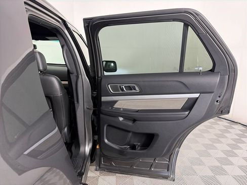 Used 2017 Ford Explorer XLT w/ Equipment Group 202A AWD/4WD image 28