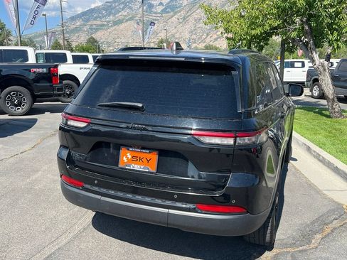 Used 2023 Jeep Grand Cherokee Altitude AWD/4WD image 9