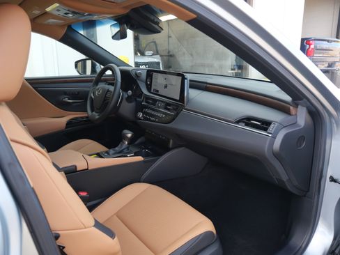 Used 2025 Lexus ES 300h w/ Premium Package image 14