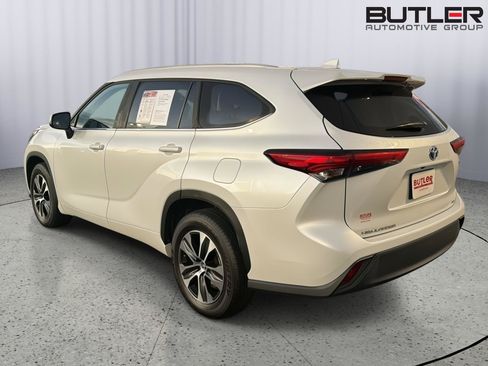 Used 2023 Toyota Highlander XLE FWD image 4