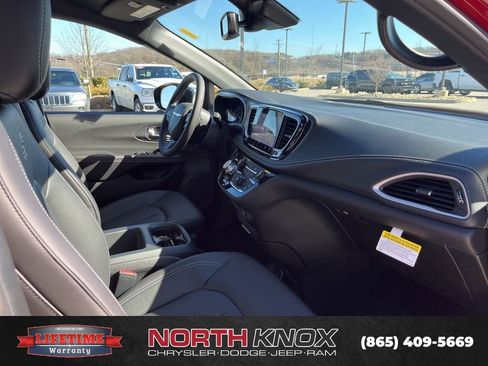 New 2026 Chrysler Pacifica Select image 27