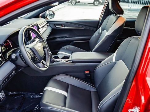 Used 2025 Toyota Camry SE image 21