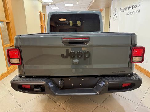 Used 2025 Jeep Gladiator Sport AWD/4WD image 5