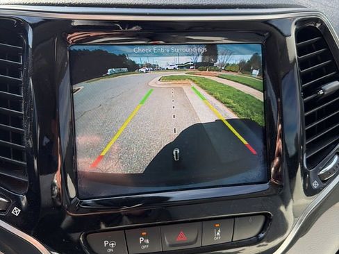 Used 2019 Jeep Cherokee Limited w/ Luxury Group image 16