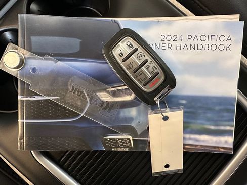 Certified 2024 Chrysler Pacifica Limited FWD image 10