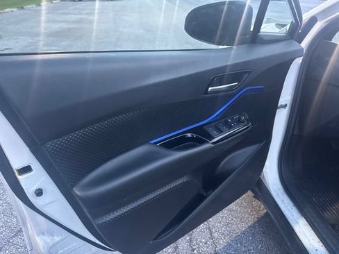 Used 2020 Toyota C-HR XLE FWD image 11