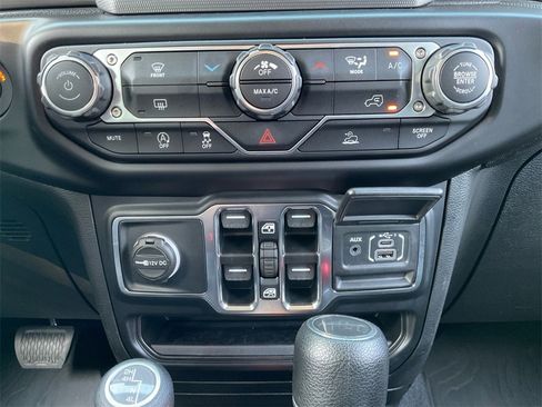 Certified 2022 Jeep Gladiator Willys image 24