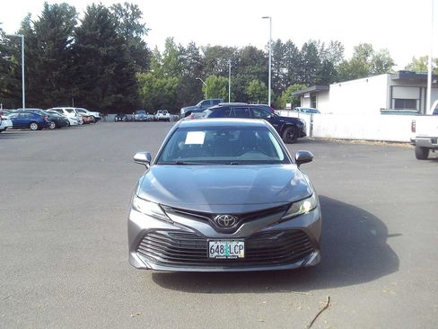 Used 2018 Toyota Camry LE FWD image 8