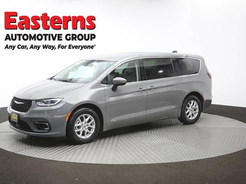 Used 2023 Chrysler Pacifica Touring-L FWD image 59