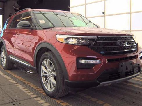 Used 2023 Ford Explorer XLT w/ Equipment Group 202A AWD/4WD image 2