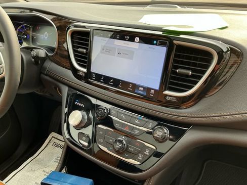Used 2023 Chrysler Pacifica Pinnacle FWD image 22