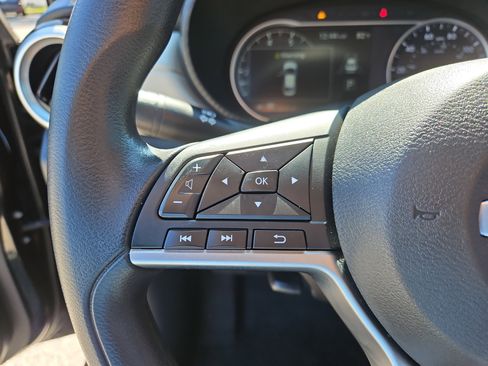 Used 2022 Nissan Versa SV image 18