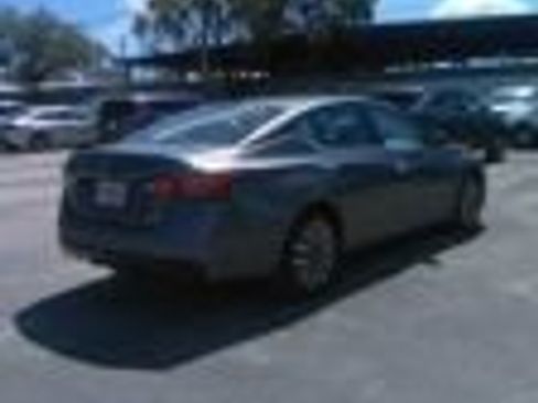 Used 2024 Nissan Altima 2.5 SV image 3
