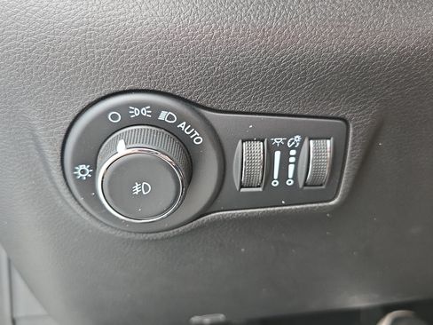 Used 2023 Jeep Compass Latitude w/ Sun and Sound Group AWD/4WD image 24