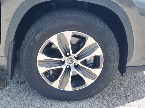 Used 2023 Toyota Highlander XLE FWD image 9