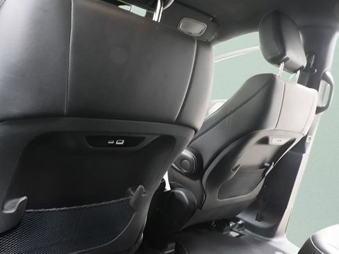 Used 2025 Chrysler Pacifica Select image 26