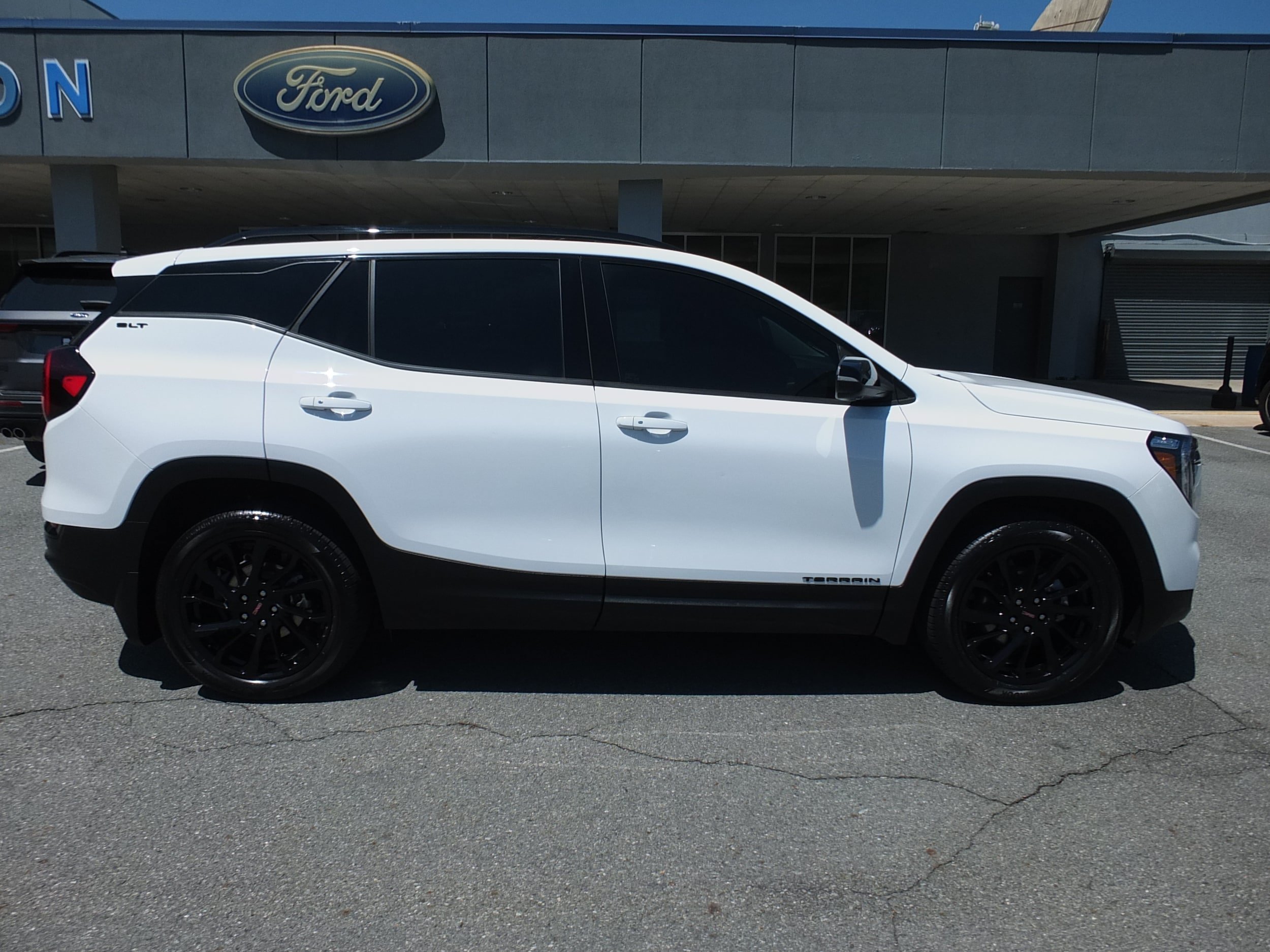 Used 2024 GMC Terrain SLT w/ Tech Package AWD/4WD image 2