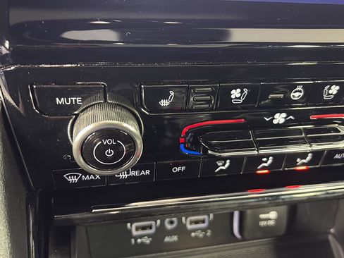 Used 2023 Jeep Grand Cherokee Overland w/ Luxury Tech Group IV image 38