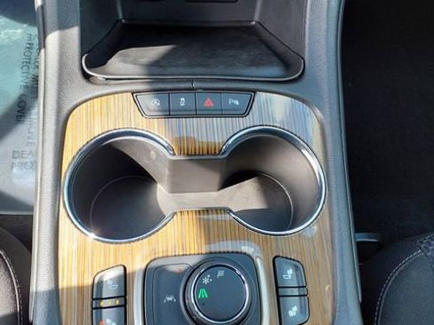 Used 2022 GMC Acadia SLE w/ Driver Convenience Package image 30