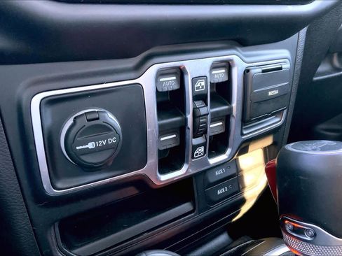 Used 2018 Jeep Wrangler Unlimited Sahara image 35