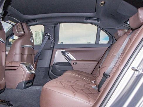 Used 2025 BMW 760i xDrive w/ Premium Package image 23