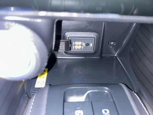 Used 2022 Toyota Venza XLE image 30