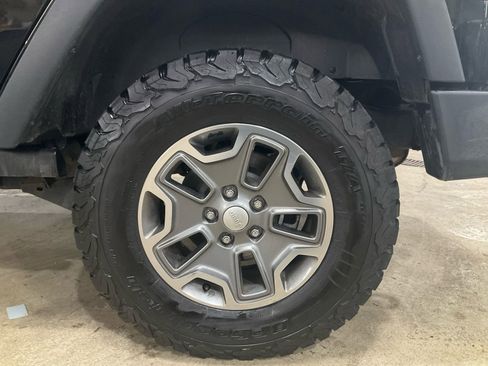 Used 2017 Jeep Wrangler Unlimited Rubicon w/ Cold Weather Group image 17