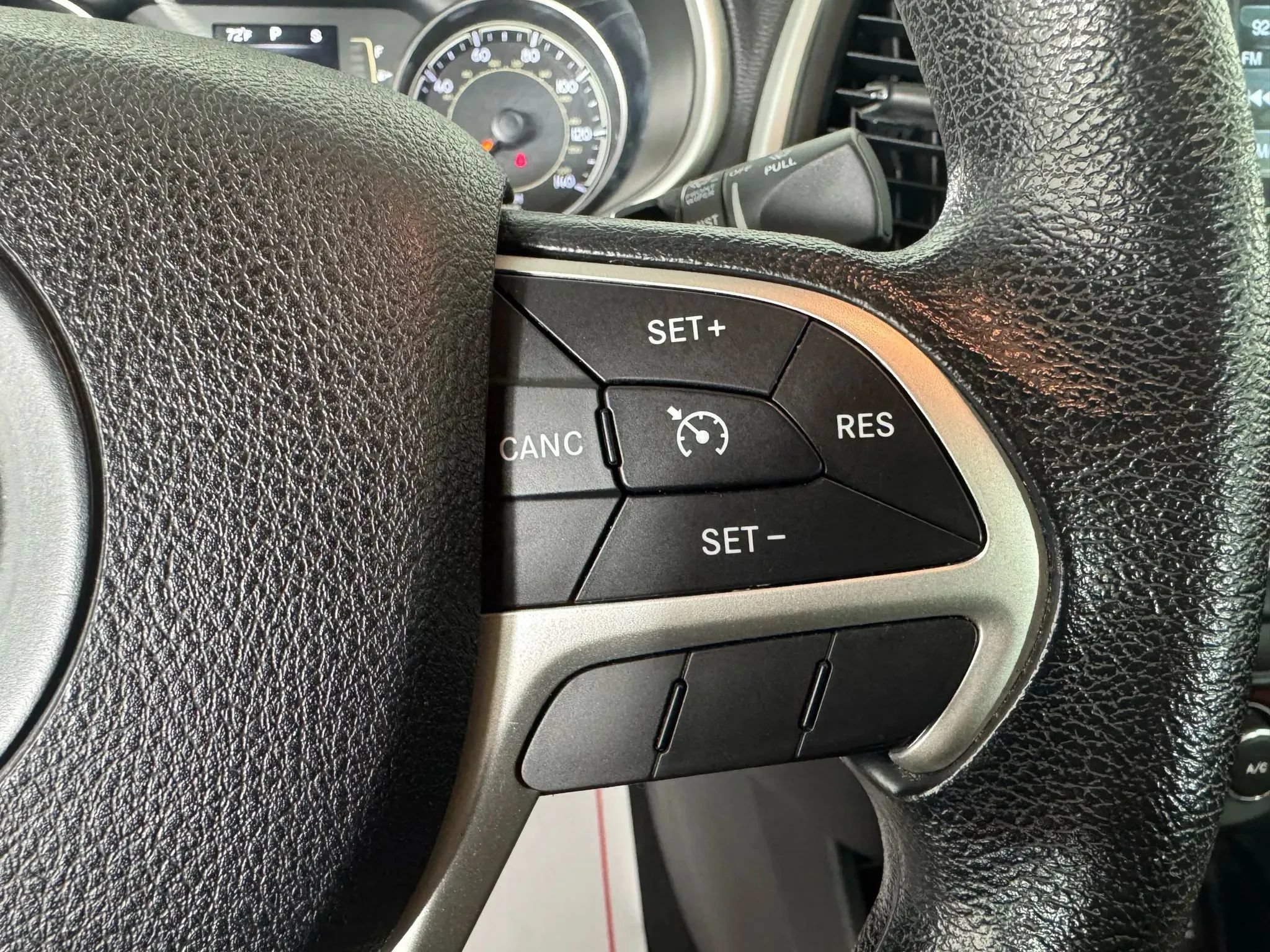 Used 2015 Jeep Cherokee Sport FWD image 16