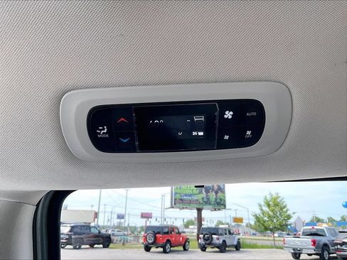 Used 2024 Chrysler Pacifica Touring-L FWD image 35