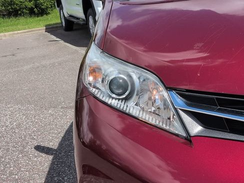 Used 2019 Toyota Sienna XLE w/ XLE Navigation Package FWD image 10