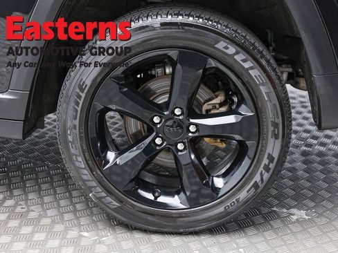 Used 2024 Jeep Grand Cherokee Altitude AWD/4WD image 8
