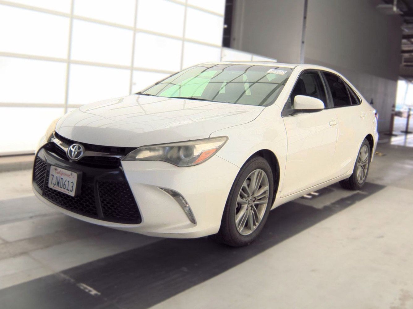 Used 2015 Toyota Camry SE w/ Moonroof Package FWD image 1