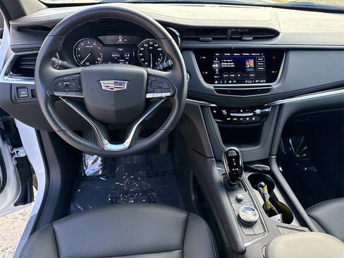 New 2025 Cadillac XT6 Luxury image 18