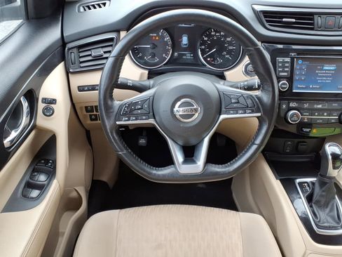 Used 2017 Nissan Rogue SV w/ Sun & Sound Touring Package FWD image 5