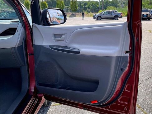 Used 2019 Toyota Sienna L w/ Carpet Mat Package FWD image 9
