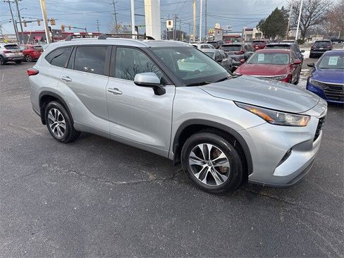 Used 2023 Toyota Highlander XLE image 5