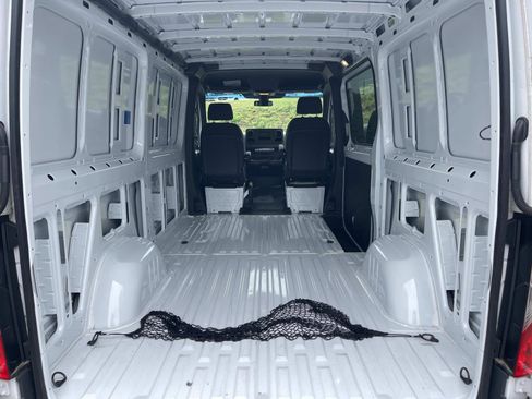Used 2024 Mercedes-Benz Sprinter 2500 image 12