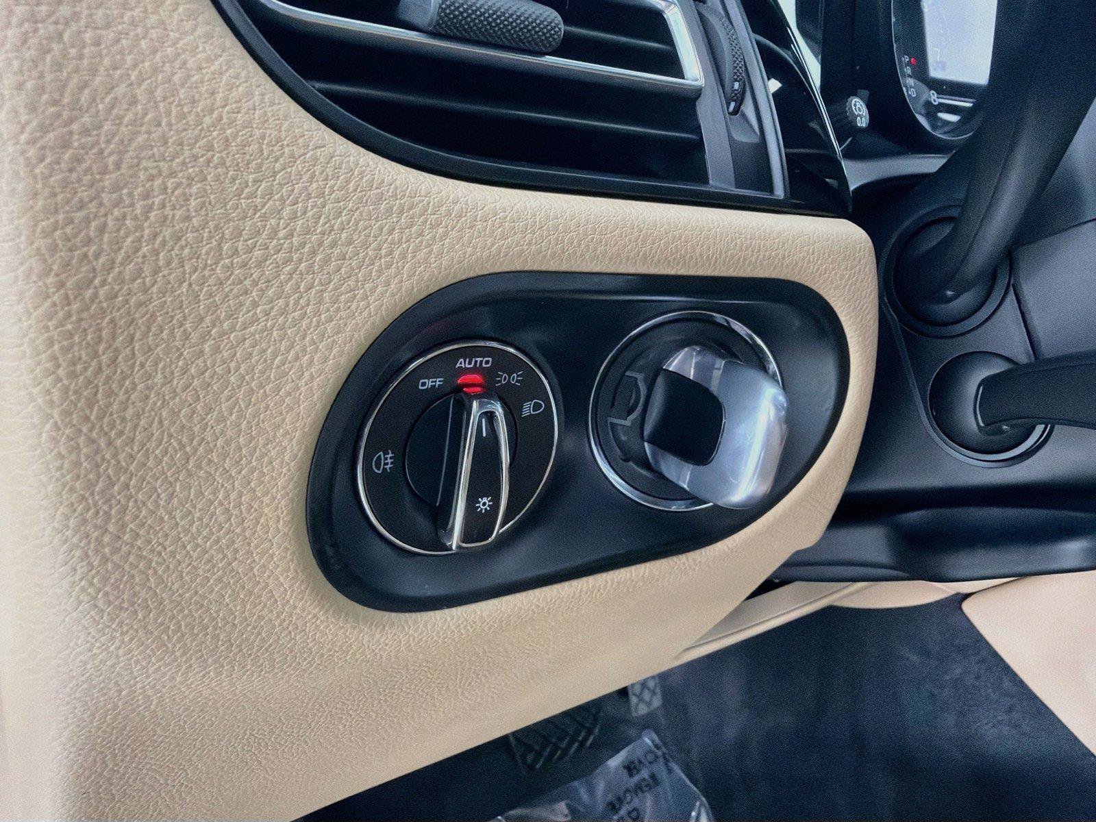 Certified 2023 Porsche Macan AWD/4WD image 11