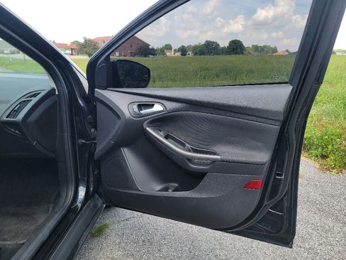 Used 2015 Ford Focus SE w/ Equipment Group 201A FWD image 29