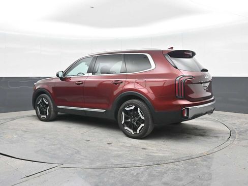 Used 2023 Kia Telluride EX w/ EX Captain's Chair Package FWD image 2