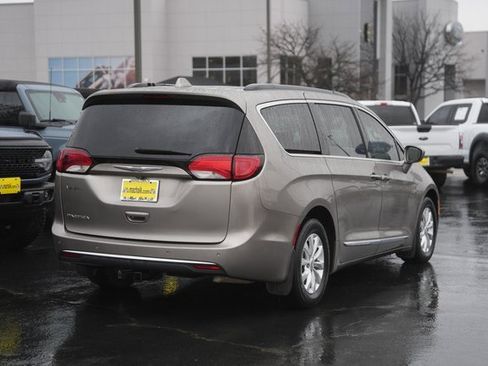 Used 2017 Chrysler Pacifica Touring-L image 6