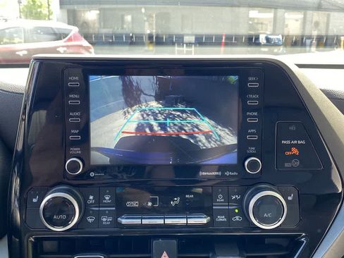 Used 2021 Toyota Highlander XLE AWD/4WD image 26