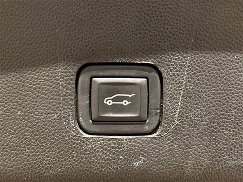 Used 2023 Chevrolet Traverse Premier image 31