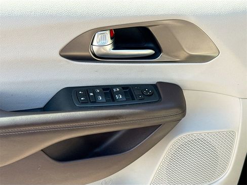 Used 2018 Chrysler Pacifica Touring-L image 19