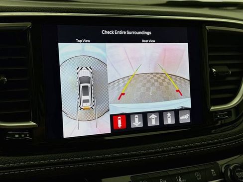 Used 2024 Chrysler Pacifica Limited AWD/4WD image 14