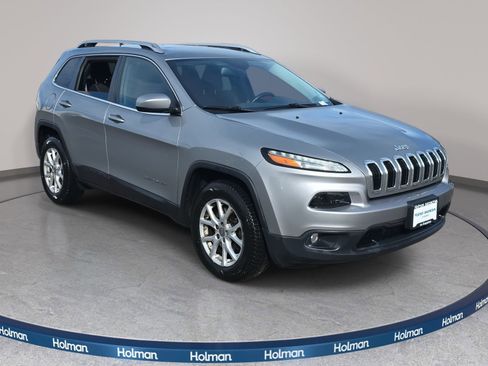 Used 2017 Jeep Cherokee Latitude image 4