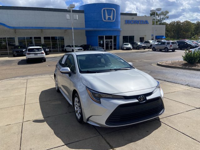 Used 2025 Toyota Corolla LE FWD image 2